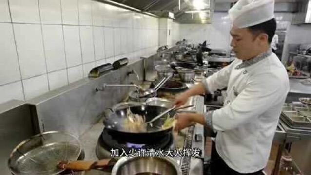 大酒店的招牌菜“麻辣鸭头”一年售出20000多份,营业额相当可观