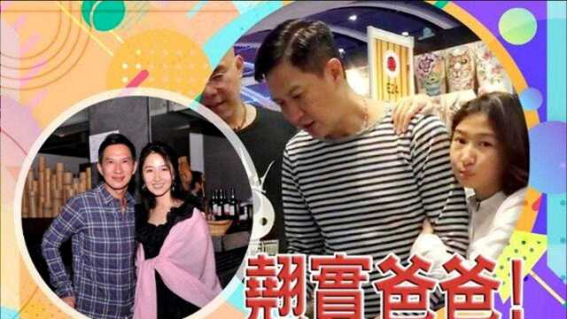 张家辉和女儿外出欣赏纹身图案,女儿挽着爸爸的手臂画面温馨