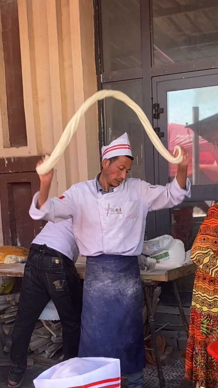 新疆拉面哥大叔做拉面,一碗10块,实惠好吃