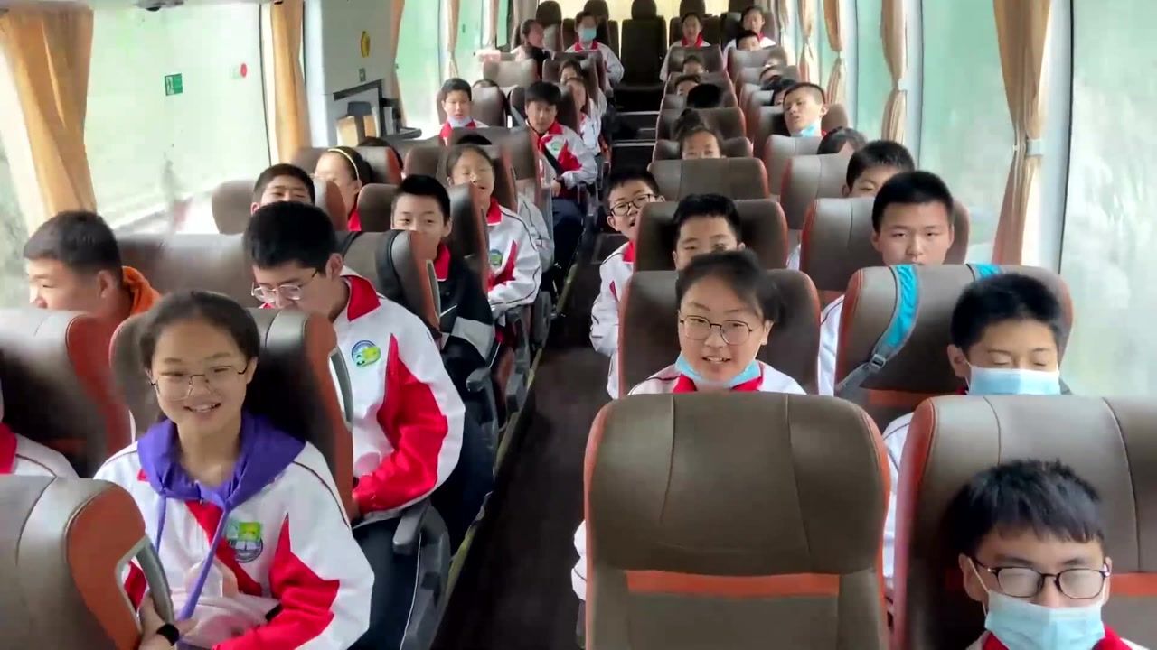 淄川金城中学开启一堂行走的思政课研学