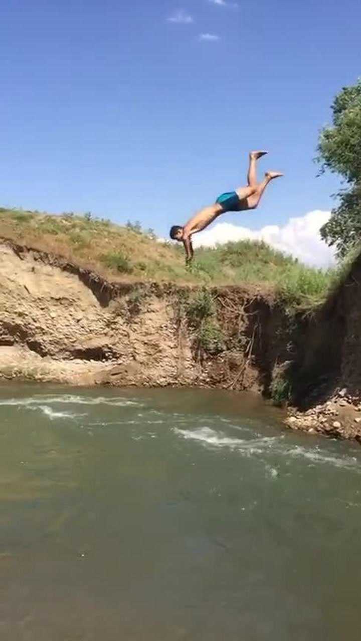 老外跳水失败图片