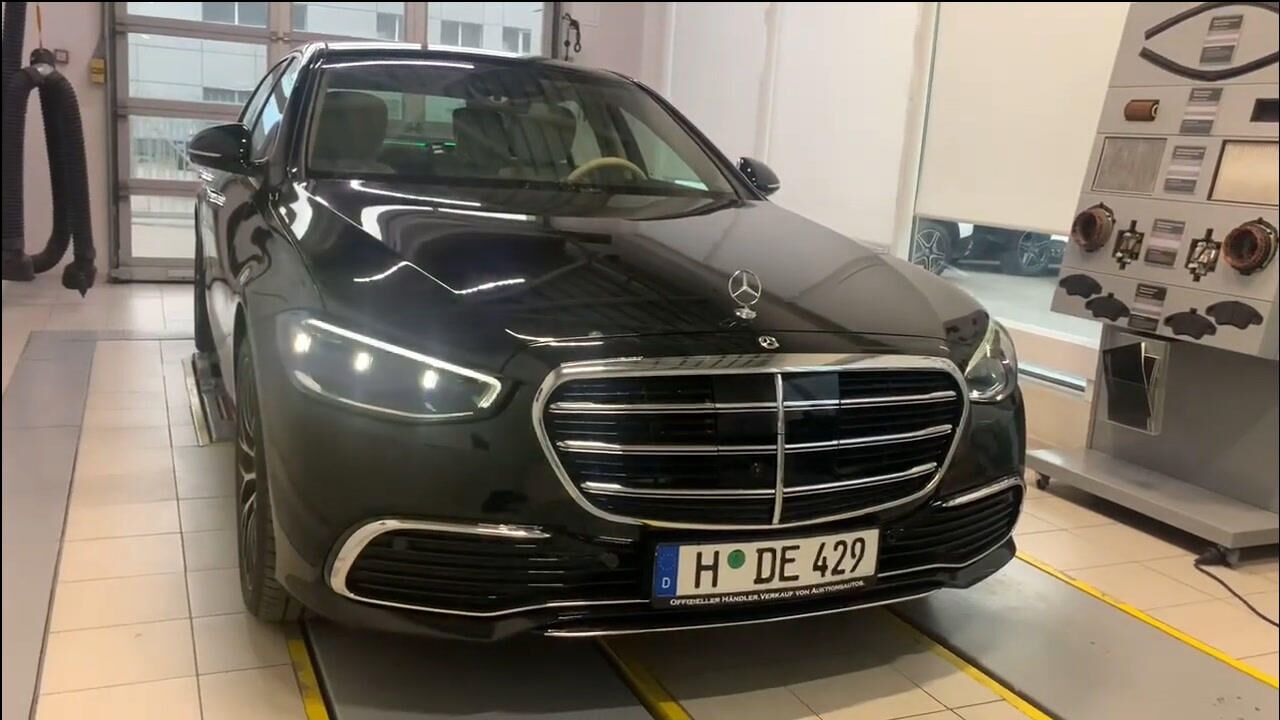 2021款奔驰s450到店实拍,打开车门亮起氛围灯,还想宝马7系吗