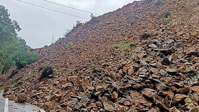 实拍:惠州特大暴雨现场 大量沙石“贴着”小车滚下山 挖掘机卡在桥下