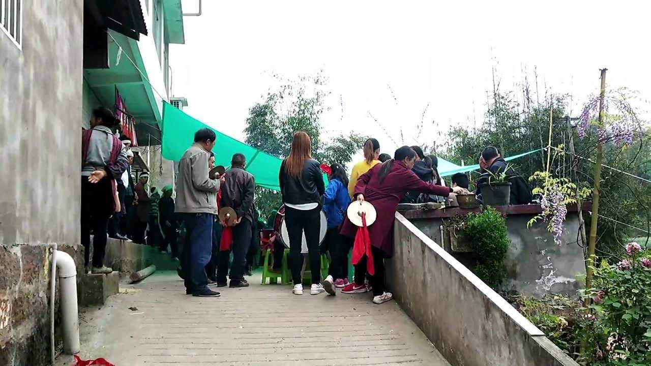 实拍四川农村老人葬礼过程亲人们敲锣打鼓送她最后一程