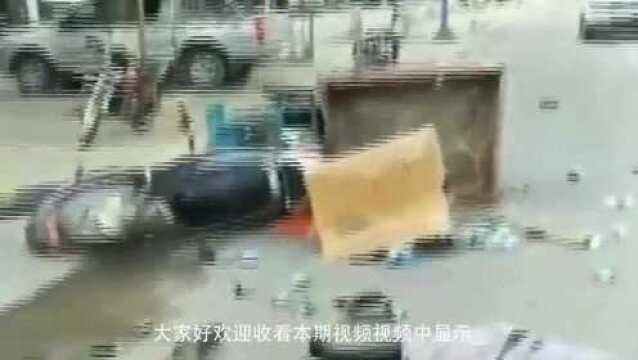 教练车操作不当,直接撞向了电动车,两个骑手当场就失去了意识