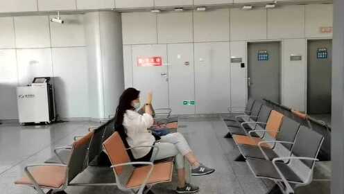 #打街北京#   一个人的首都候机室，一个姑娘一直闭眼比划着，看懂的网友留言。