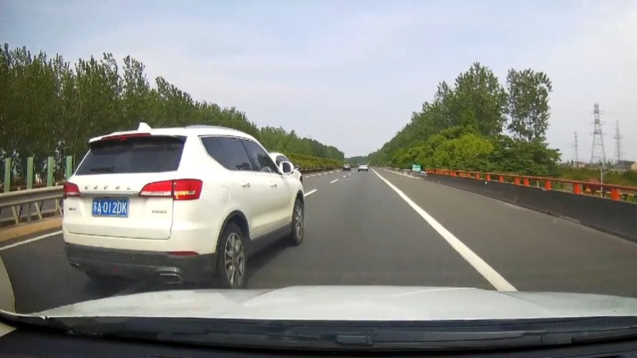 秋名山车神都不敢这么开车,高速上这样超车,是觉得自己命硬