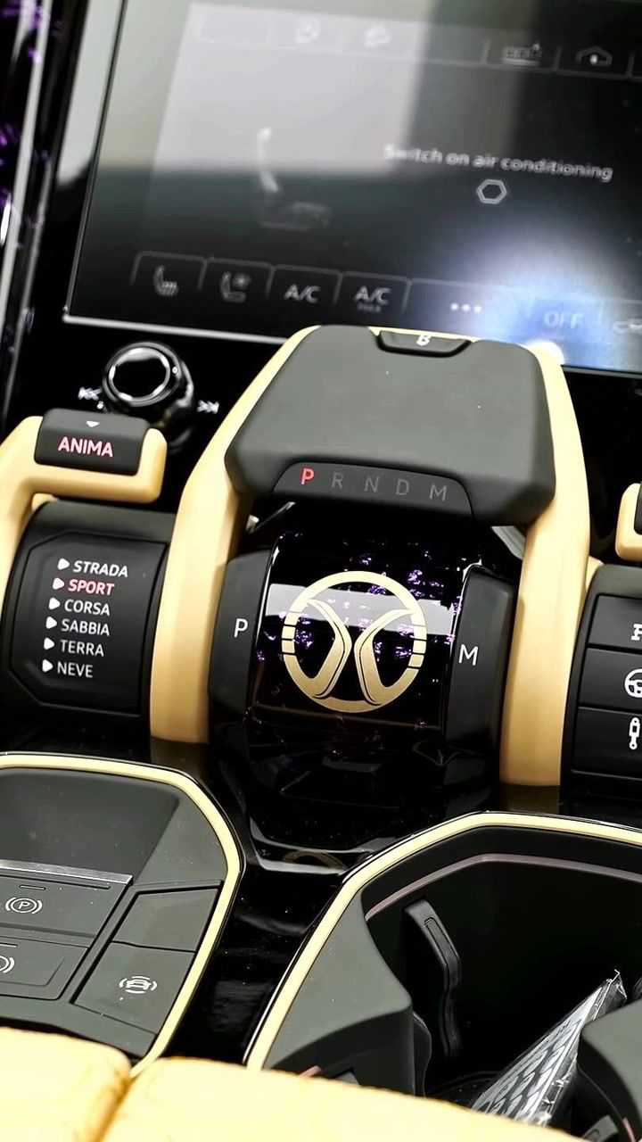 400多万的兰博基尼urusp820的档把简直太酷了