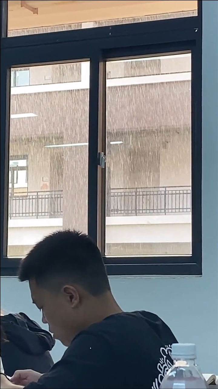东边日出西边雨高校上课时教室外一边出太阳一边下雨