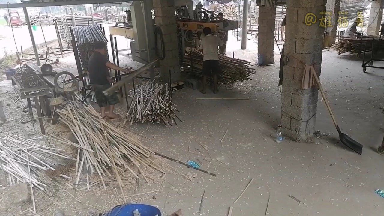 实拍湖南益阳桃江楠竹加工成一次性筷子小型加工厂农民伯伯顶着炎热