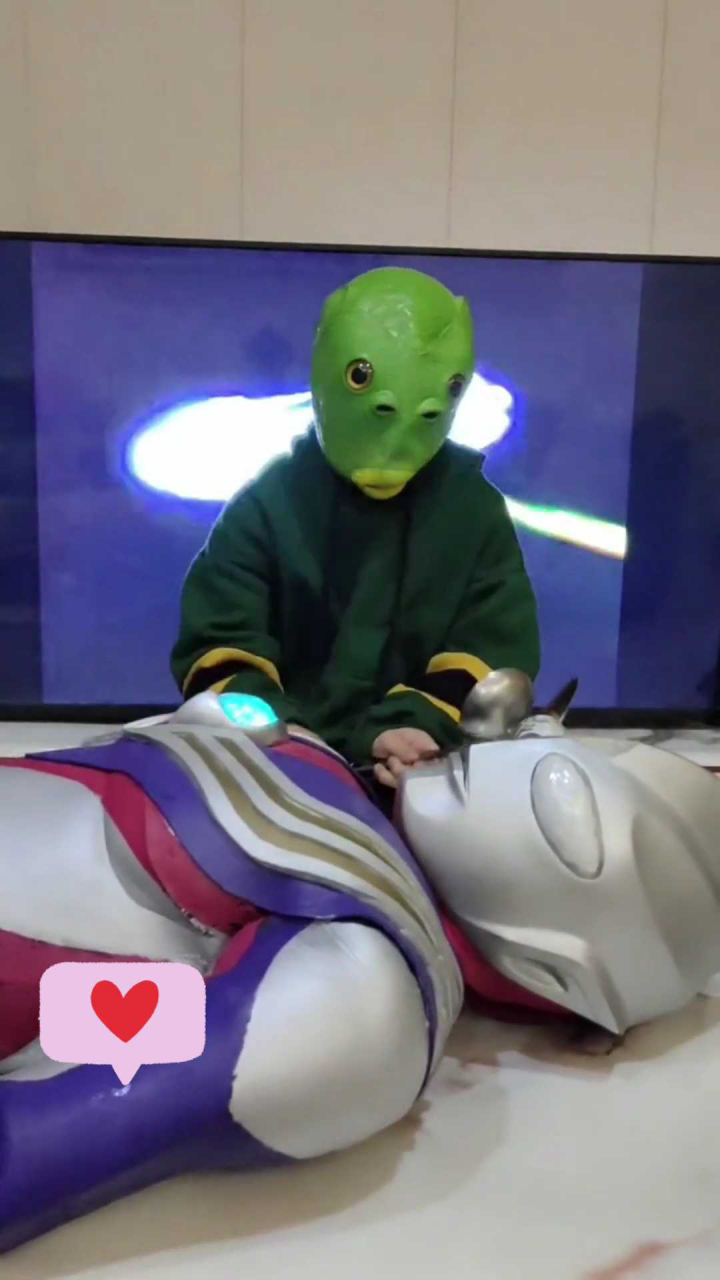 迪迦奥特曼被鱼头怪抓住了,鱼头怪要吃了迪迦,大家快点救救迪迦奥特曼