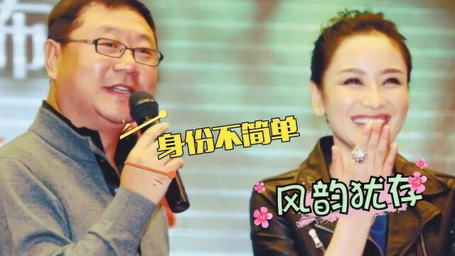 59岁范伟老婆首次出镜,长相惊艳身份不一般!难怪31年都不公开