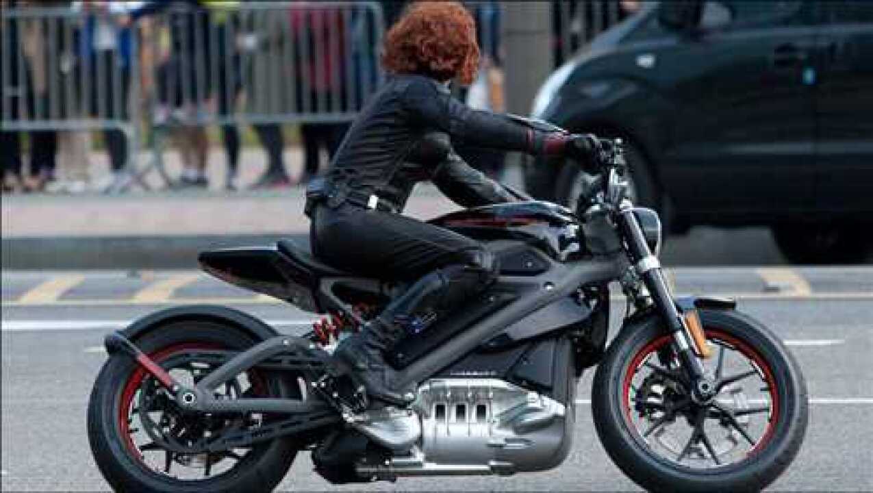 【黑寡妇飙车片段】娜塔莎骑着摩托街头狂飙,捡盾牌协助美队