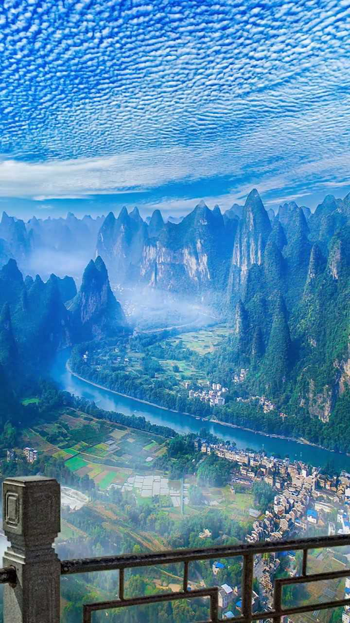 山水风光属桂林,漓江玉带碧如茵. 七星拔地描图