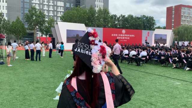 人群中最闪亮!毕业生DIY学士帽送学姐:纪念大学4年情谊