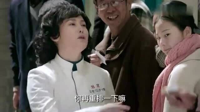 姥姥的饺子馆:饺子馆生意火爆,食客们站着也要吃这口,赞不绝口