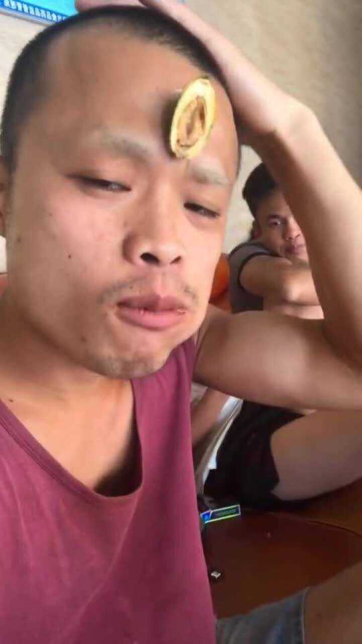 槟榔男神精神小伙吃槟榔