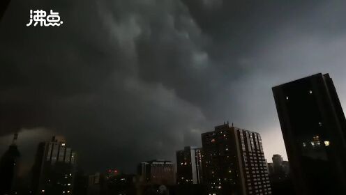 北京暴雨将至雷雨云团密布空中 如科幻大片般震撼