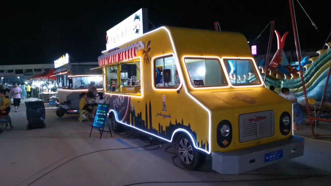 威海又新开一个夜市 每个餐车都是亮点 美食品种众多 看看怎么样