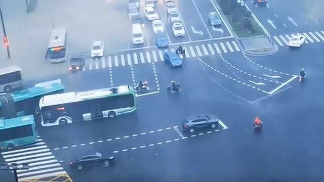 河南郑州市民记录积水上涨全程:4个小时隧道被灌满