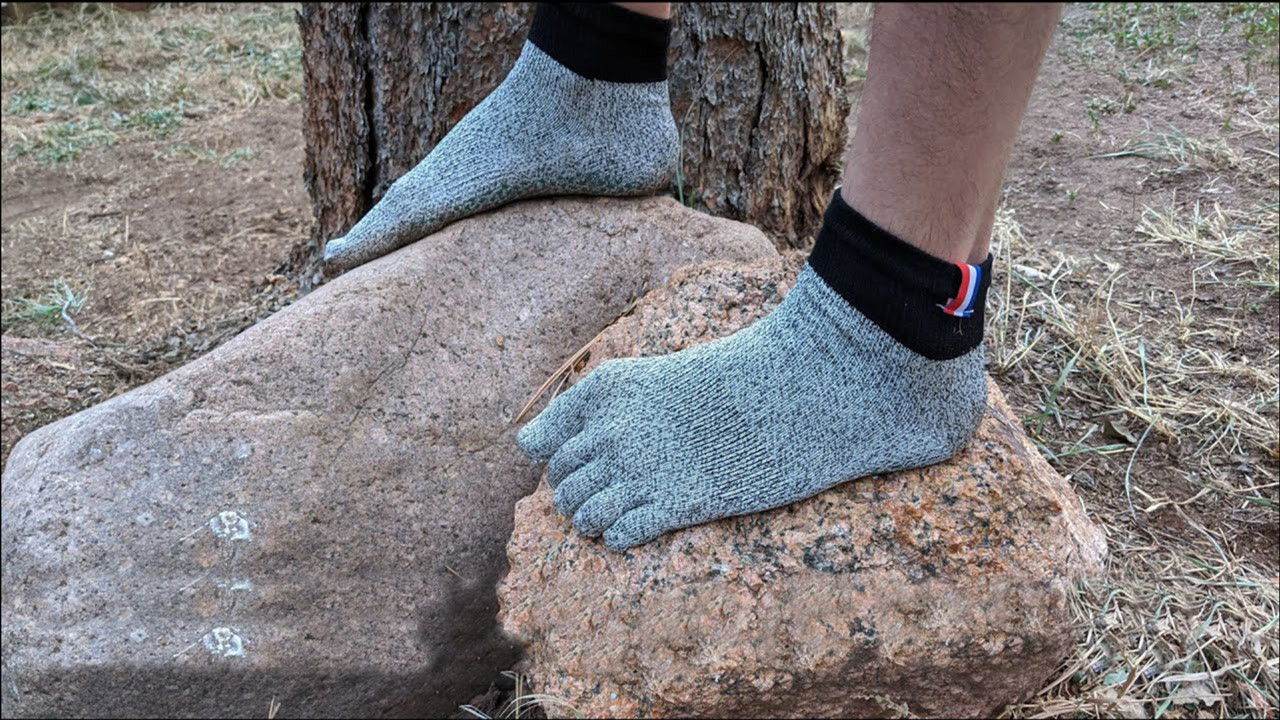 世界上非常坚硬的神奇袜子,比钢铁还硬10倍,网友:敢踩钉子吗?