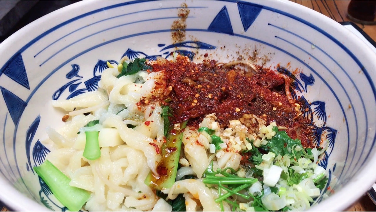 来咸阳福园巷子吃老鸹撒汤的干拌的油泼炸酱都有