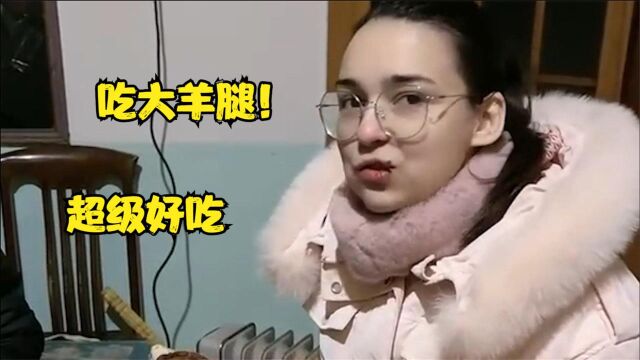 带洋媳妇回农村看牛,老妈又杀鸡又宰羊的,洋媳妇吃的超满足