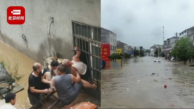 湖北钟祥遭暴雨袭击老人被困 社区干部齐胸深积水中砸窗救人