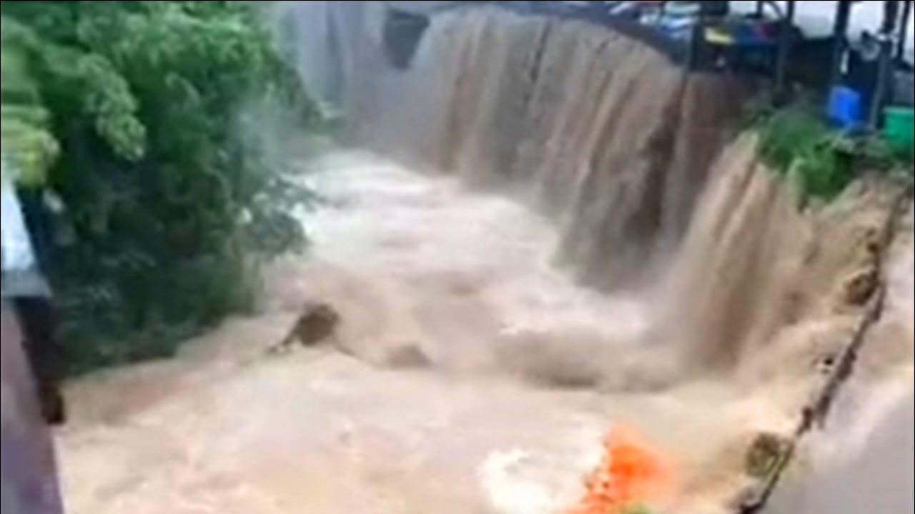 暴雨突袭清远古龙峡洪水汹涌,救援冒雨转移被困人员!