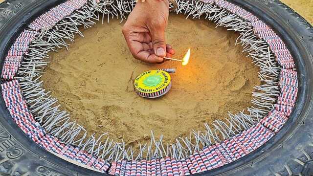 旋转烟花和鞭炮轮胎会摩擦怎样的火花?点燃瞬间,画面太震撼了!