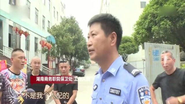 回顾:学校保安穿警察制服,把商户强制关门后,一看是假的!