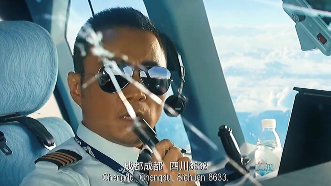 中国机长:四川8633真实改编事件，飞机突然失控乘客惊慌不已_高清1080P在线观看平台_腾讯视频