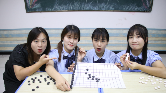 师生用粘土下五子棋，同学耍赖被王小九一招治服，还能这样玩？