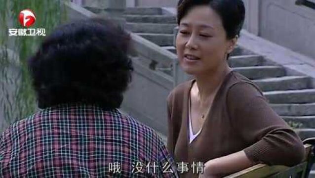 保姆:亲生母亲找上门,女作家怀疑老保姆,背地调查她的背景