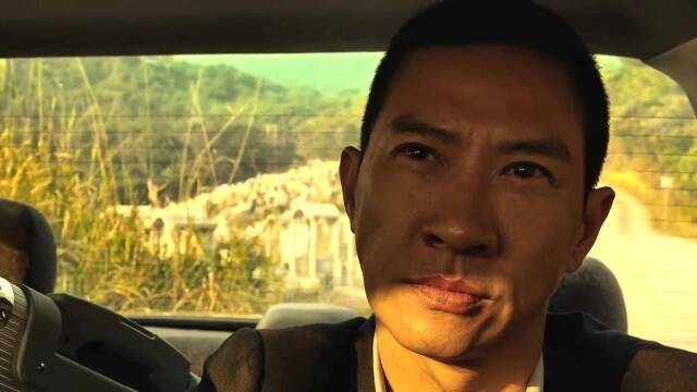 魔警:"鬼王党"发生内讧,张家辉饰演的劫犯坠入悬崖,生死未卜