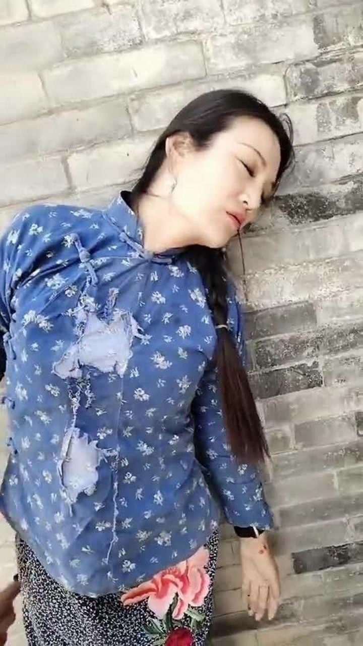 剧组的业余演员太逗了,小姑娘竟然被鬼子活活掐死,认真点好吗_腾讯