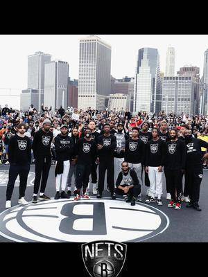 篮网全队大合影谁高谁低一目了然乔哈还挺高登哥也扭回来看镜头了