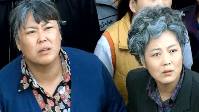 国营工厂要拆迁改革,老厂长却站在大门上,让挖掘机先把他拆了!