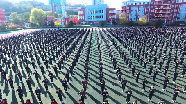 河北承德二中 开展的课间韵律操《你笑起来真好看》