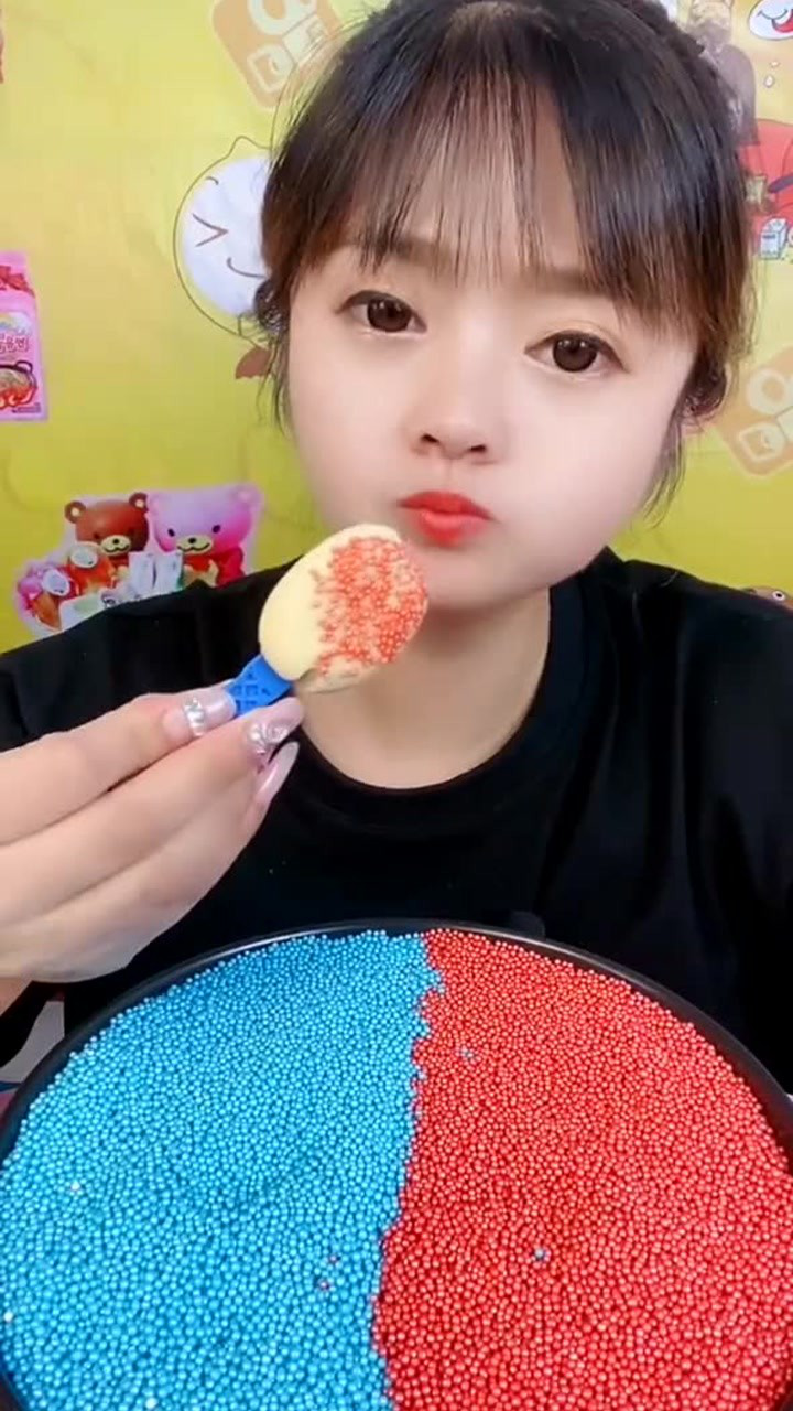 美女直播吃奶酪棒,各种口味任意吃,简直是我向往的生活_腾讯视频