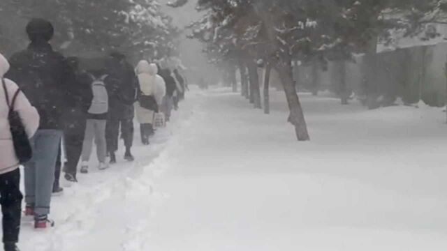 内蒙古通辽暴雪,学生感叹出门如登珠峰