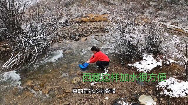 连下几天雪房车里早已断水,路边发现条小溪,这加水方法值得推广