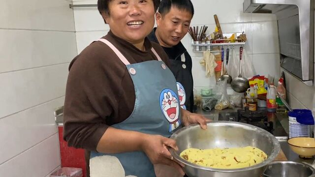 农村婆婆在家变花样做美食,一大锅粘窝窝口感软糯,豆豆:有年味