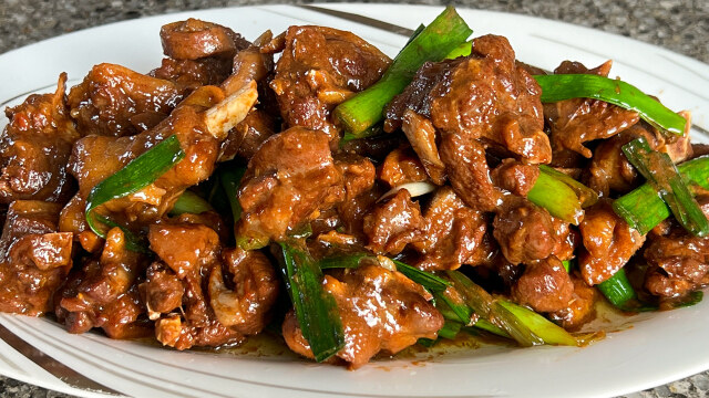 酱香焖鹅肉的家常做法,酱香浓郁,软嫩入味,方法简单易学又好吃