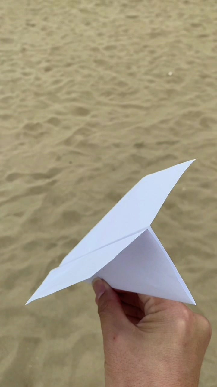 纸飞机这样折,飞得越高越远,快和孩子一起来试试吧