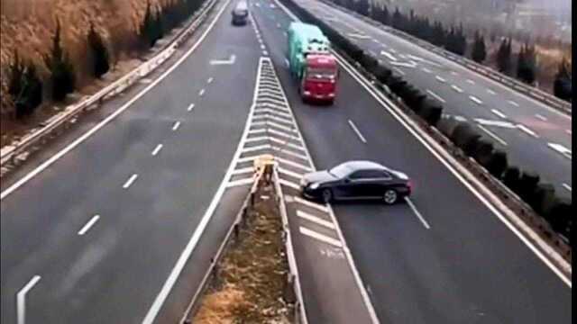 轿车在高速公路上旁若无人地掉头,差点被大货车摧残