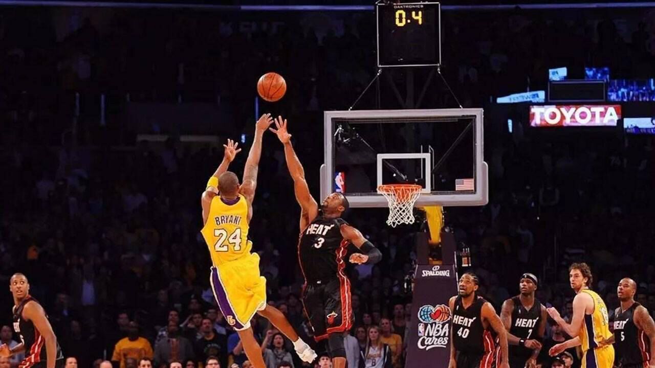 NBA历史最强绝杀！科比3.2秒超难度三分绝杀韦德，这才是巅峰对决！_高清