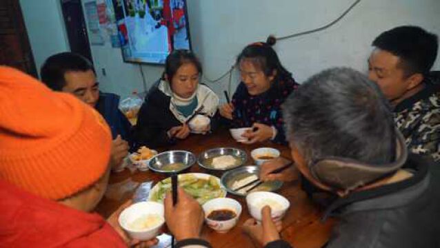 一碗香嫩美味的豆花需要精心的磨出来,制作美食的过程是快乐且幸福的