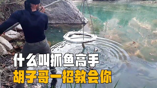 国外捕鱼高手,利用木棍制作自动钓鱼神器,一个小时就钓到不少鱼