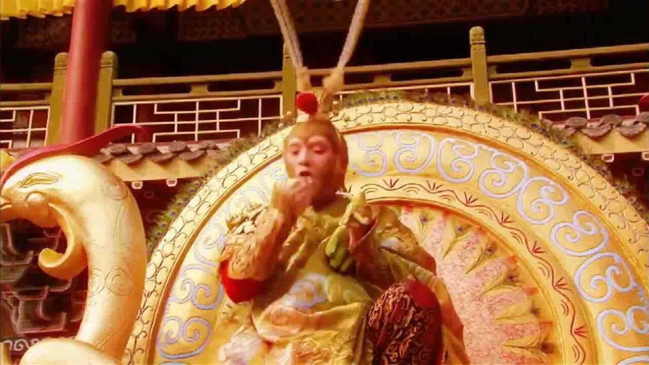 西游记:同样是孙悟空大闹蟠桃会,旧版猴态十足,新版比唐僧都正经!